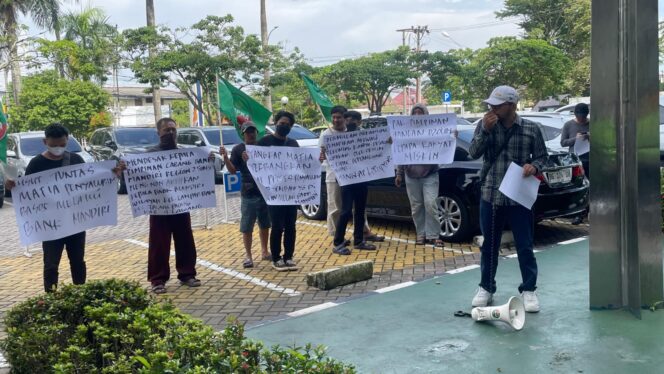 
					Diduga Bermasalah Penyaluran Bansos Sembako di Empat Lawang Menjadi Sorotan Publik, HIMPKA Sumsel Melakukan Aksi di Bank Mandiri Region II Sumsel