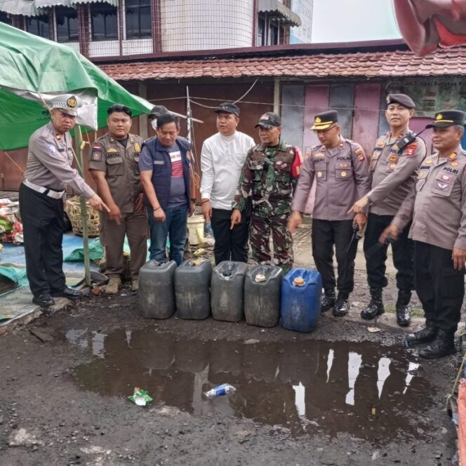 
					Aparat Gabungan Razia Peredaran Tuak di Bawah Jembatan Ampera, Lima Jeriken Diamankan