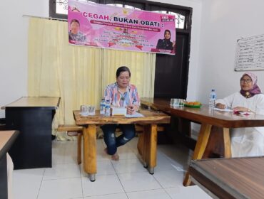 Narasumber Yeni Roslaini Izi/Pemerhati Perlindungan Perempuan dan Anak.