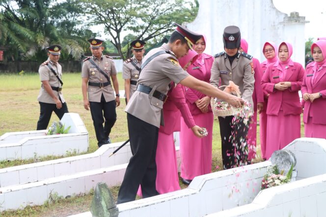 
					Sambut Hari Bhayangkara ke-80, Polres Aceh Singkil Gelar Ziarah dan Tabur Bunga di TMP