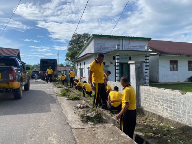 
					Sambut Hari Bhayangkara ke-80, Polres Aceh Singkil Gelar Bakti Religi Bersihkan Masjid Al Ikhlas