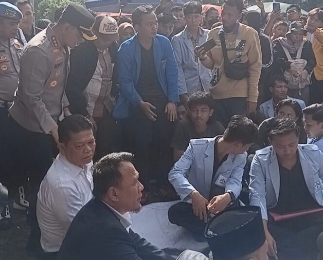 
					Mahasiswa Sumsel Gelar Aksi “Astacita Mahasiswa Sumsel”, Beri Kartu Merah kepada DPRD Sumsel