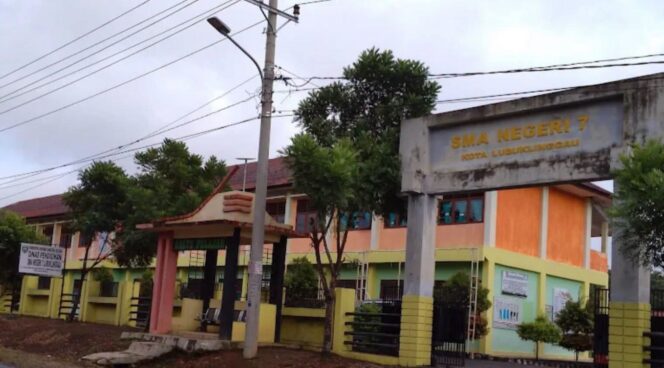 
					Kontras SPMB di Lubuklinggau, SMA Negeri 1 Diserbu Pendaftar, SMA Negeri 7 Hanya Terima 9 Siswa