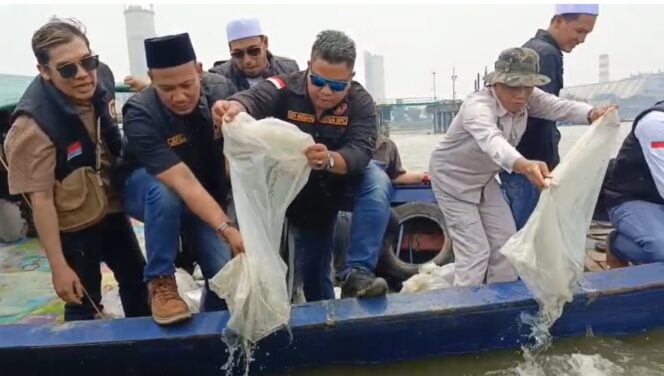 
					Forum Cakar Sriwijaya Peduli Lingkungan. Lepas Ribuan Bibit Ikan di Sungai Sekitaran Perairan PT. Pusri