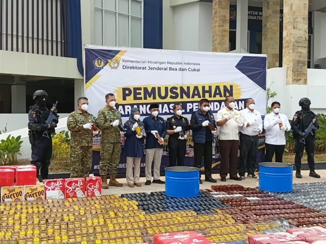 
					Bea Cukai SUMBAGTIM Musnahkan 22,4 Juta Batang Rokok Ilegal, Potensi Kerugian Negara Rp20,56 Miliar