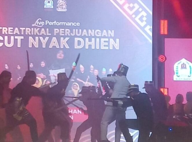 
					Treatrikal perjuangan pahlawan Aceh Cut Nyak Dhien memukau ribuan penonton dalam HUT ke-438 Kota Meulaboh