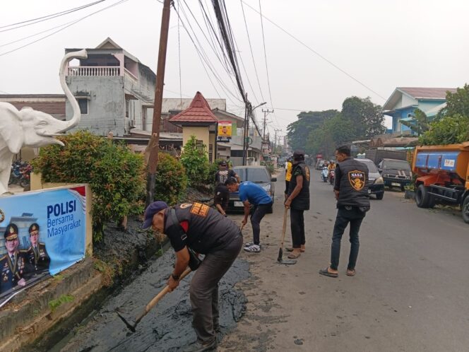 
					Polsek Ilir Timur II Gelar Bakti Kebersihan, Libatkan Tiga Organisasi Kemasyarakatan