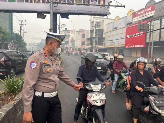 
					Kabut Asap Makin Pekat di Lubuk Linggau, Polisi Imbau Pengendara Nyalakan Lampu Kendaraan
