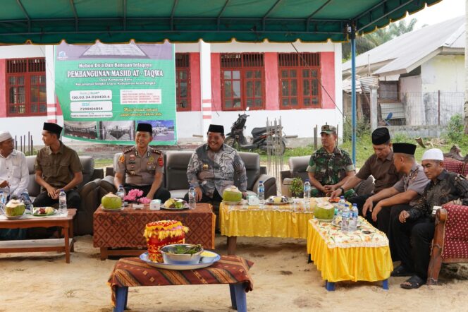 
					Letakkan Batu Pertama Masjid At-Taqwa, Bupati Salurkan Rp10 Juta dan Siapkan Bantuan Rp100 Juta pada 2027