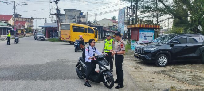 
					Polisi Bersama Masyarakat, Kapolres Aceh Singkil Bersama Personel Sat Lantas Laksanakan Strong Point Pagi