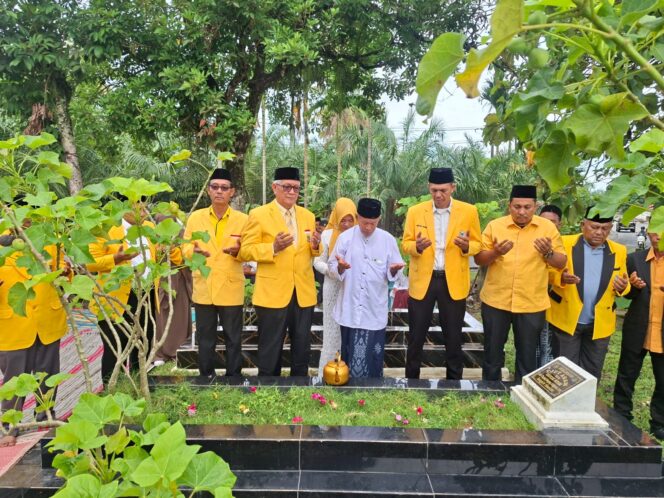 
					Ziarah Makam Buka Rangkaian HUT ke-62 DPD Golkar Aceh Barat